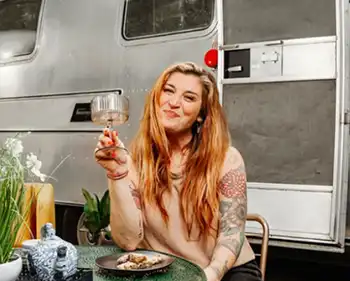 Caroline Woodruff Dose the Party Stream
