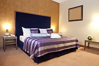 Super hotel bed ... Can you imagine falling asleep on a hotel bed like this one?