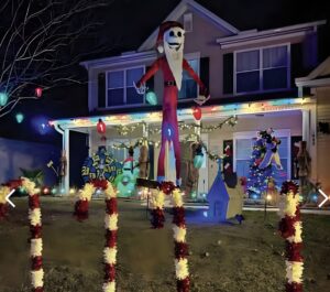 Photo of a home in Charleston SC with Christmas lights and decorations
