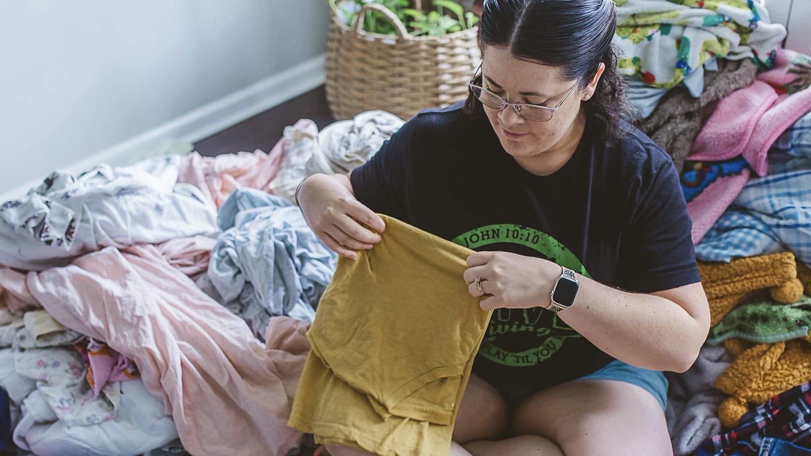 This image displays Ashley Houston helping a client for her brand “Your Household Hero”