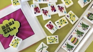 This image displays a game of mahjong